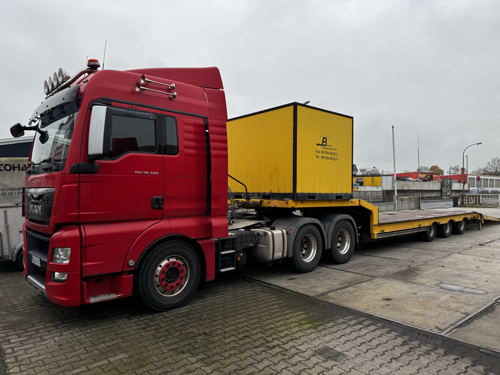 MAN Zugmaschine mit 3-Achs-Auflieger